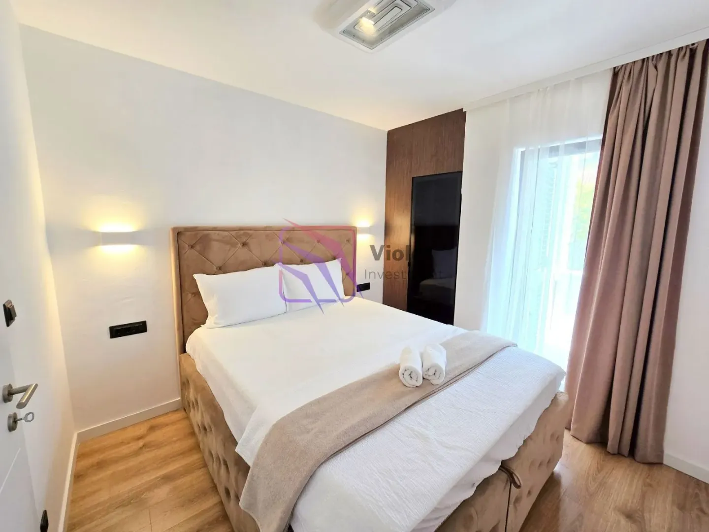 Modern bedroom with a double bed and access to the terrace.