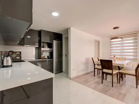 Izdavanje, trosoban stan, 150m², Donja Lastva, Tivat - image 4