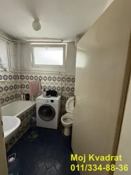 Manje kupatilo sa kadom, veš mašinom i toaletom. - image 9