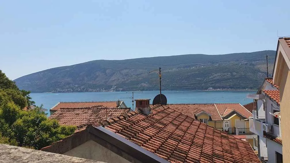 Pogled na more i okolne krovove sa terase.