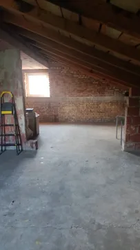 Neuređeno potkrovlje u izgradnji sa drvenim krovnim gredama i ciglenim zidovima. - image 11