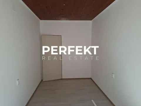 Prazna soba sa drvenim plafonom i svetlim laminatom. - image 3