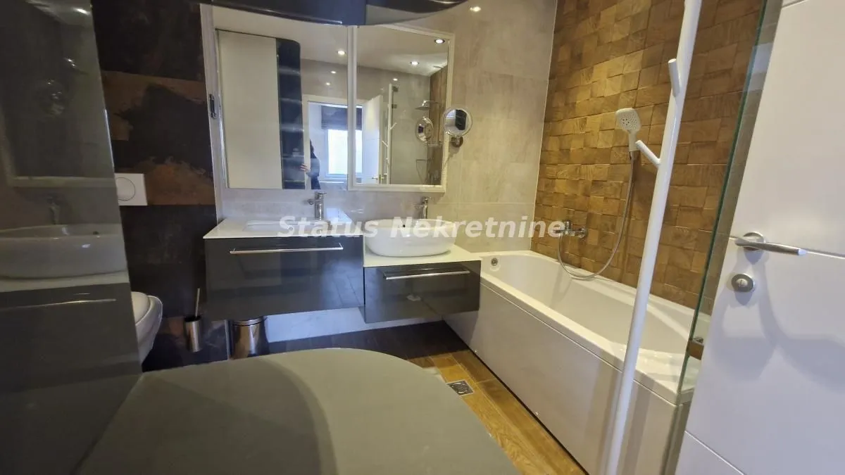Prodaja, četvorosoban stan, 113m², Centar, Novi Sad