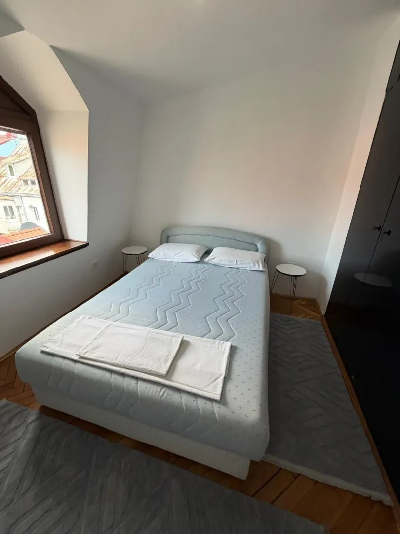 Izdavanje, dvosoban stan, 82m², Centar, Cetinje