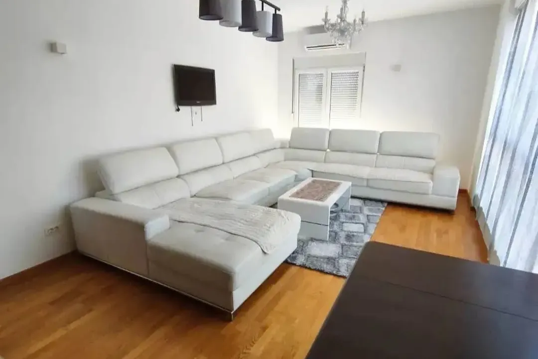 Izdavanje, jednosoban stan, 65m², Stari Aerodrom, Podgorica