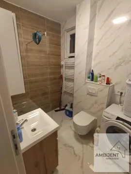 Kupatilo opremljeno tuš kabinom, sanitarijama i mašinom za veš. - image 3