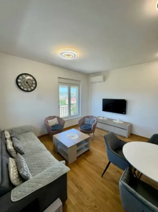 Izdavanje, dvosoban stan, 66m², Stari Aerodrom, Podgorica