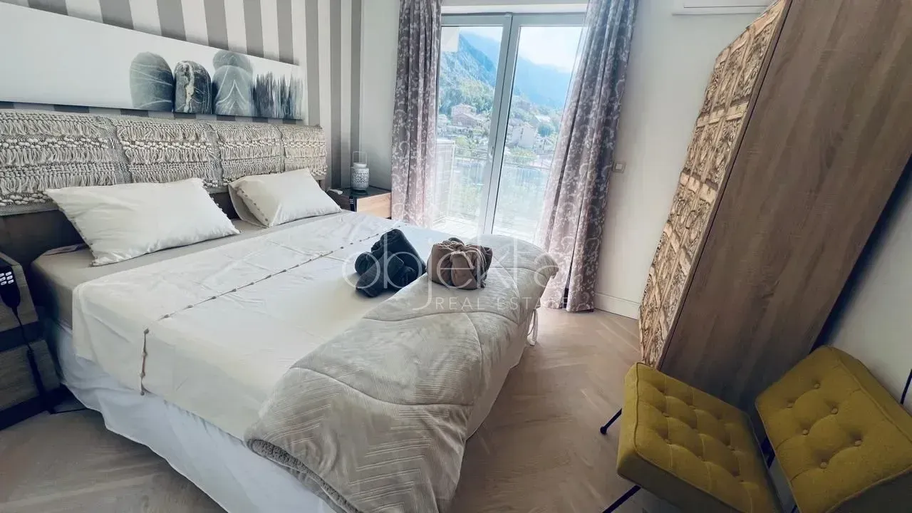 Furnished bedroom with a double bed, wardrobe, and access to the terrace.