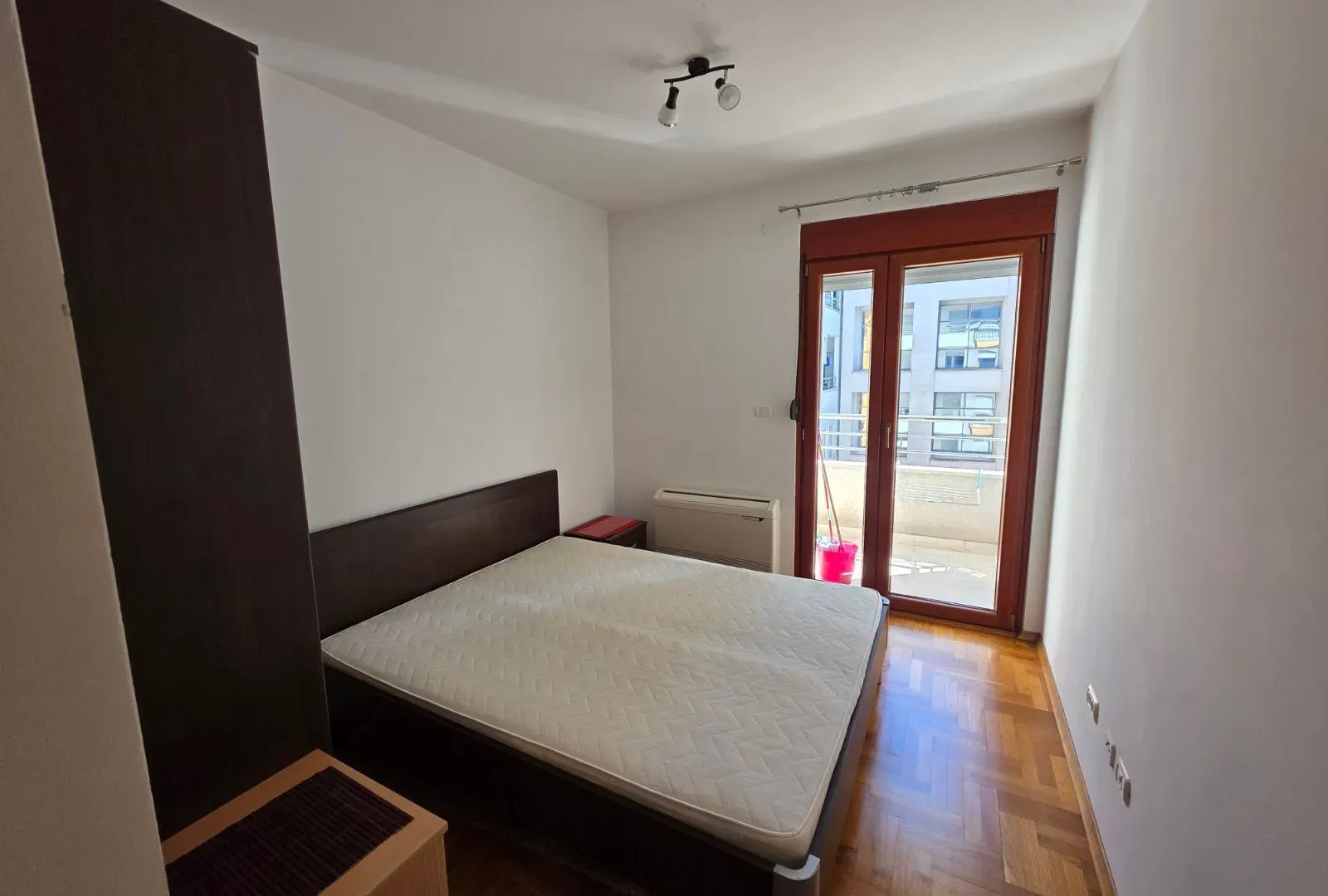 Izdavanje, jednosoban stan, 40m², Pobrežje, Podgorica