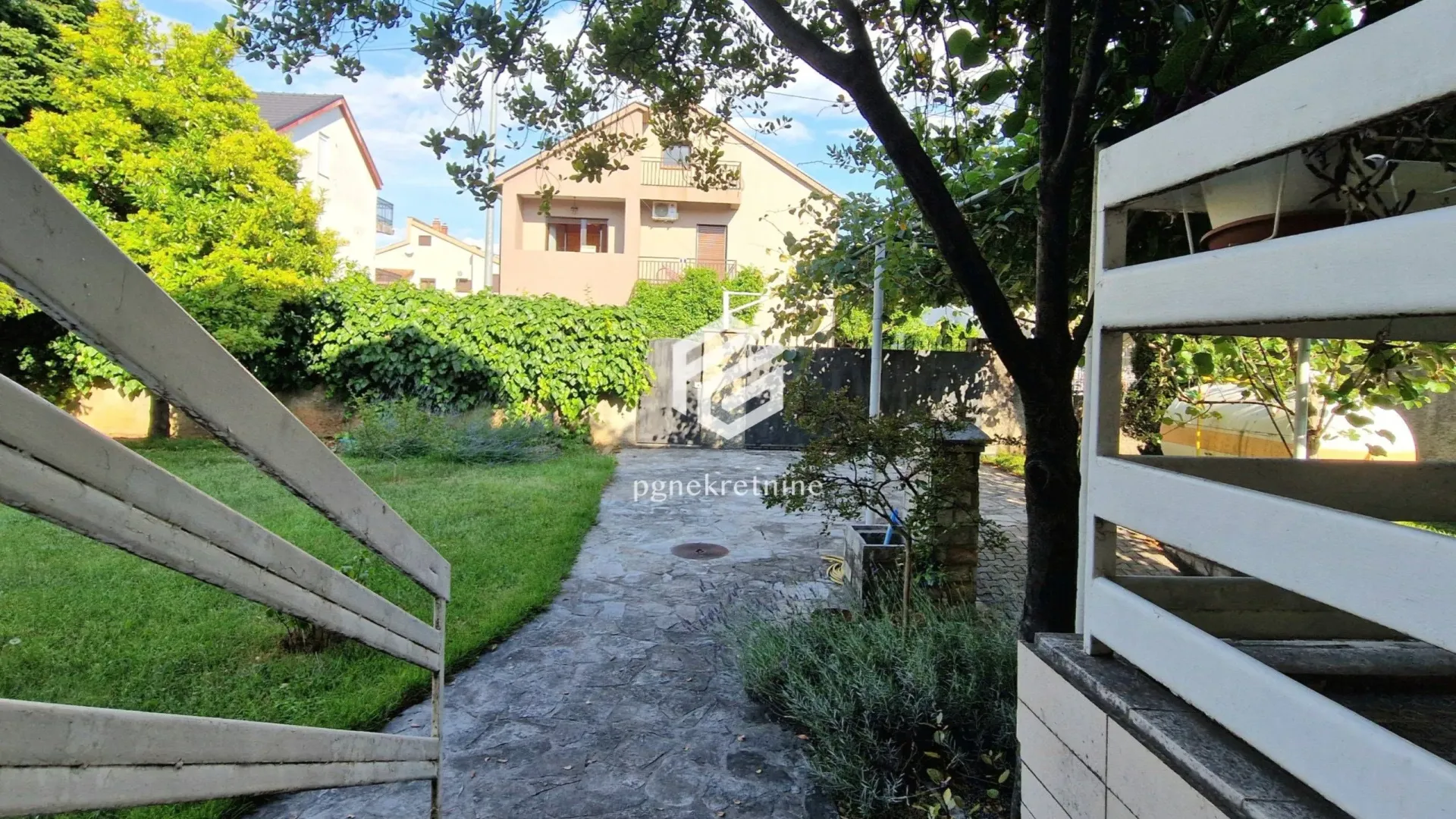 Izdavanje, kuća, 250m², Stari Aerodrom, Podgorica