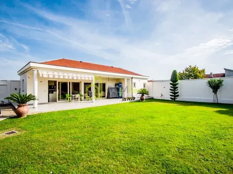 Izdavanje, kuća, 600m², Zeta, Podgorica - image 17