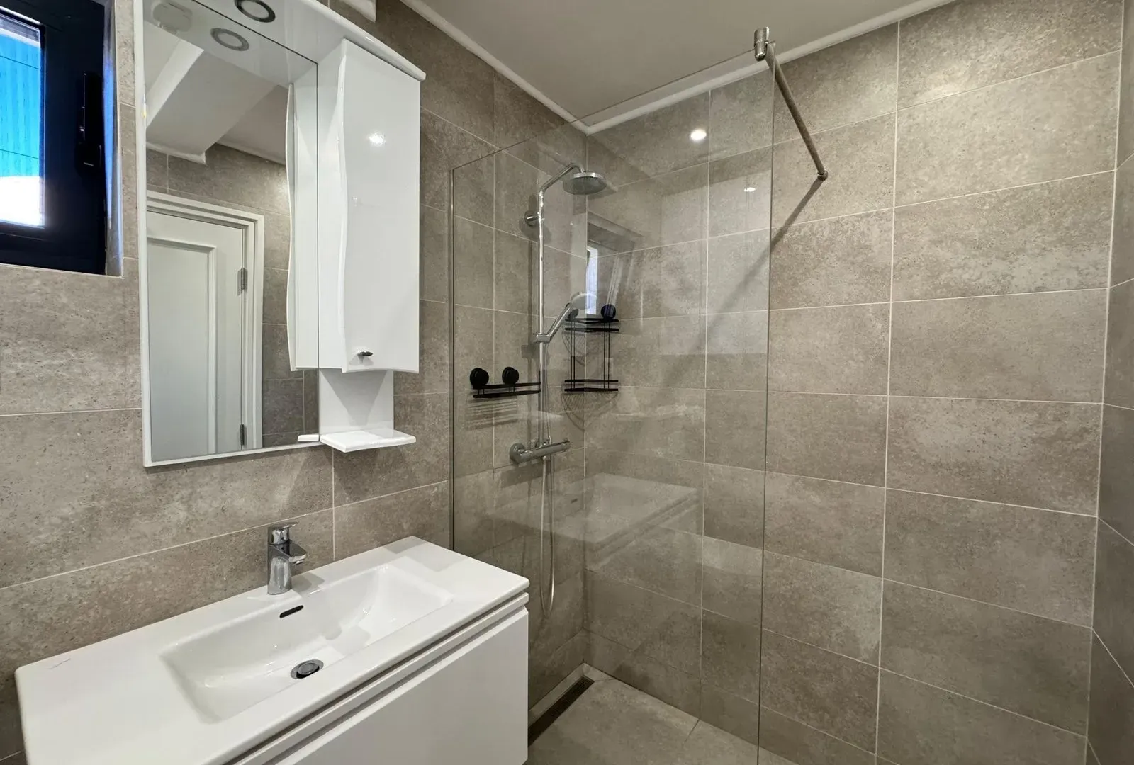 Izdavanje, trosoban stan, 76m², Kava, Tivat