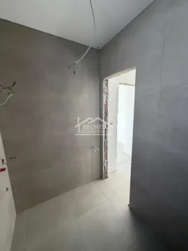 Neopremljeno kupatilo sa sivim zidnim pločicama i otvorom za vrata. - image 6
