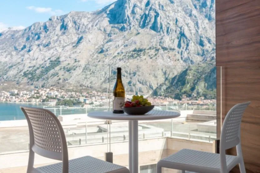 Izdavanje, dvosoban stan, 136m², Škaljari, Kotor