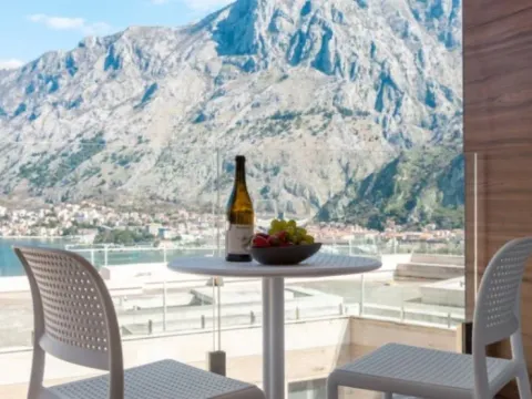 Izdavanje, dvosoban stan, 136m², Škaljari, Kotor - image 1