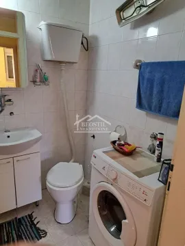 Manje kupatilo sa umivaonikom, WC šoljom i veš mašinom. - image 7