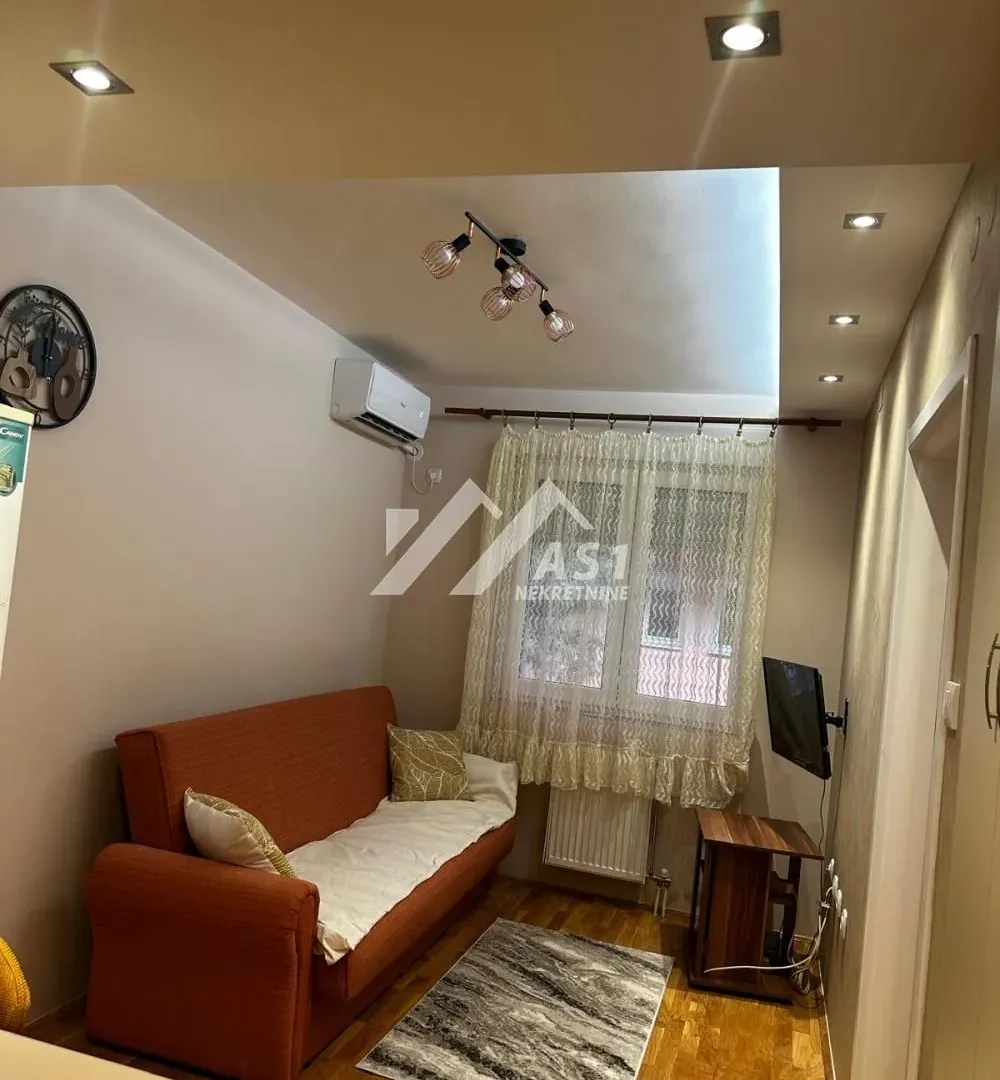 Izdavanje, jednosoban stan, 29m², Bulevar Oslobodjenja, Novi Sad Sve Podlokacije