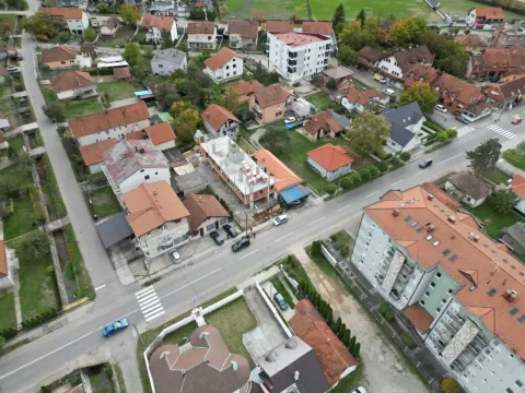 Pogled iz vazduha na naselje sa porodičnim kućama i zgradama. - image 10