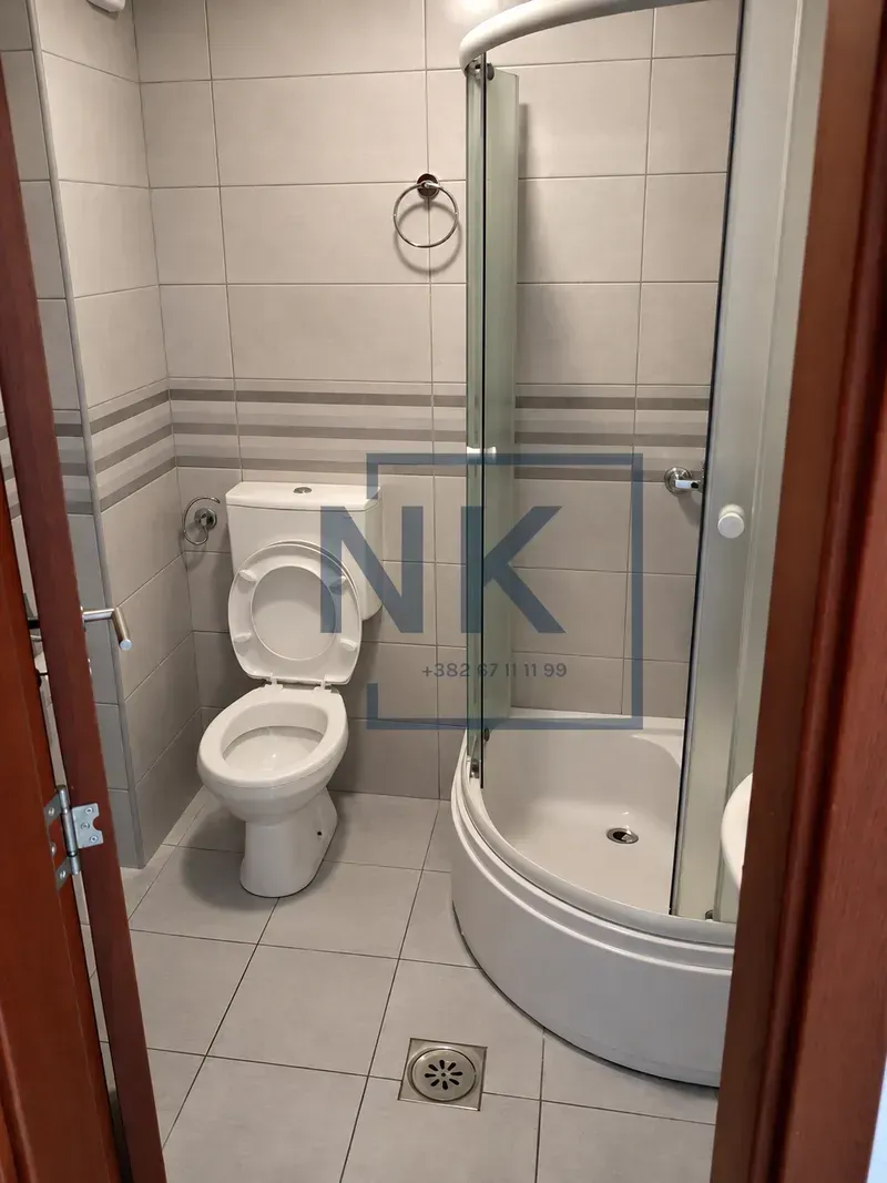 Kompaktno kupatilo sa tuš kabinom i toaletom.