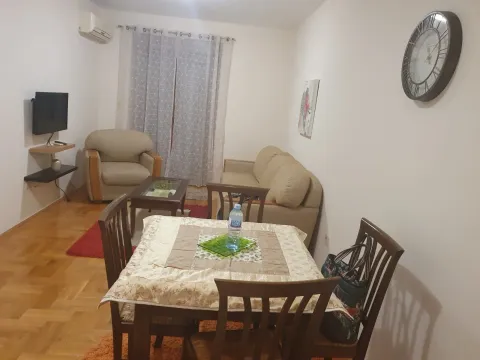Dnevna soba sa trpezarijskim stolom, garniturom za sjedjenje i televizorom. - image 9