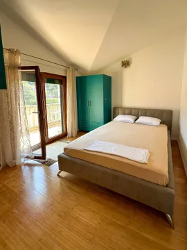 Spavaća soba sa bračnim krevetom, plavim garderoberom i izlazom na terasu. - image 15