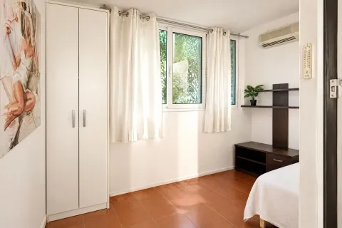 Manja spavaća soba sa ugradnim ormarom, krevetom i prozorom. - image 13