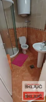 Manje kupatilo sa tuš kabinom, WC šoljom i umivaonikom. - image 9