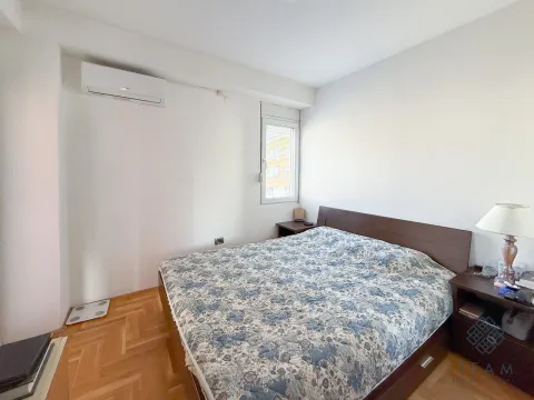 Spavaća soba sa bračnim krevetom, noćnim stočićima i klima uređajem. - image 8