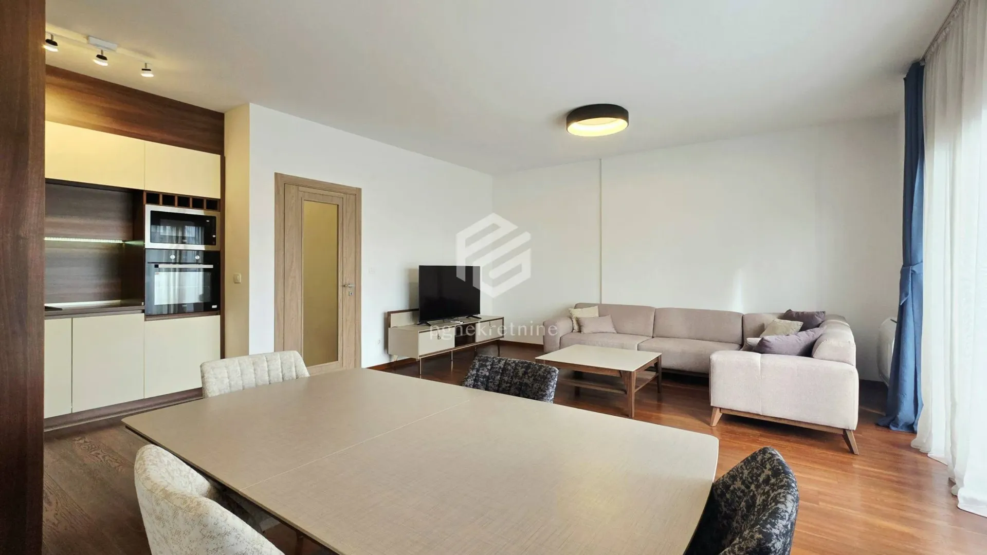 Izdavanje, dvosoban stan, 85m², Master Kvart, Podgorica