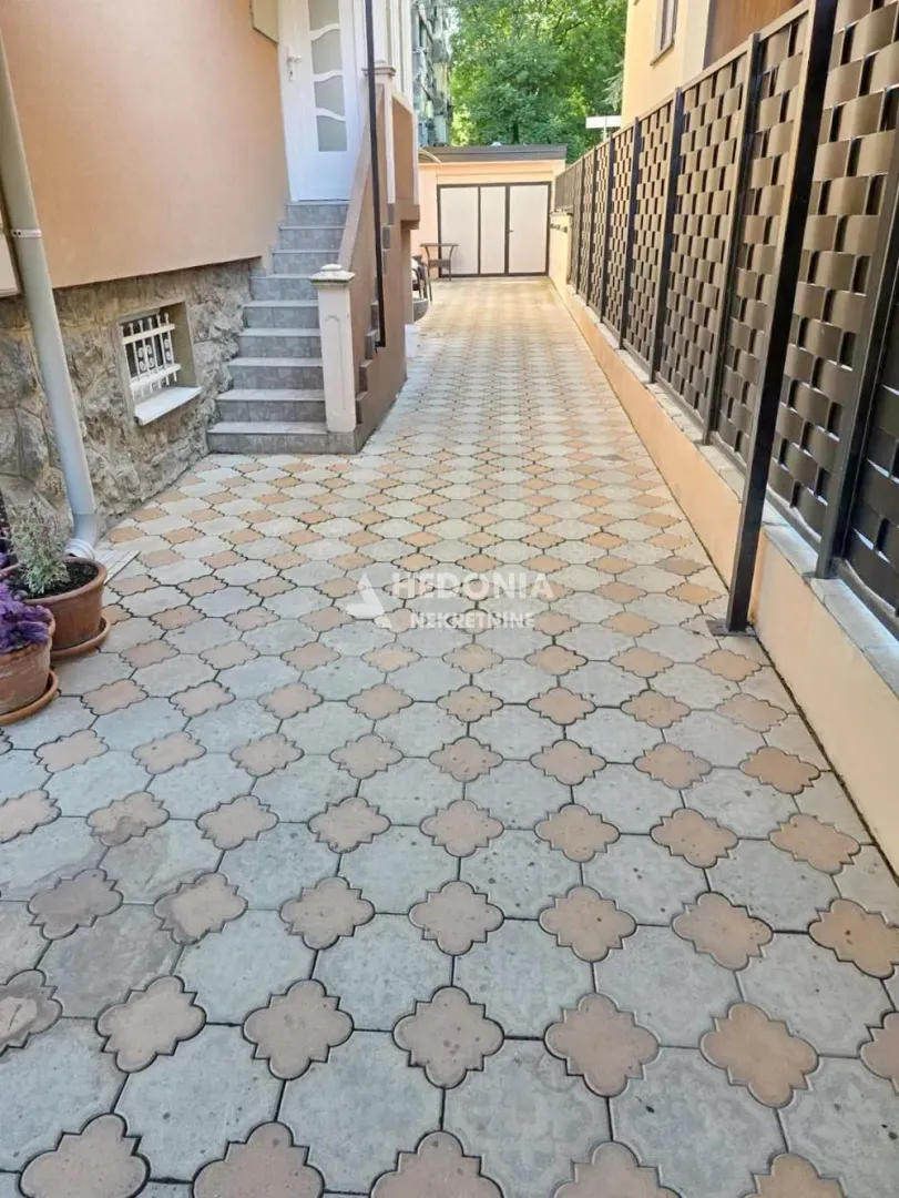 Popločano dvorište i ulaz u zgradu.