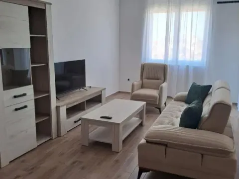 Izdavanje, dvosoban stan, 76m², Vašarište, Kragujevac - image 1