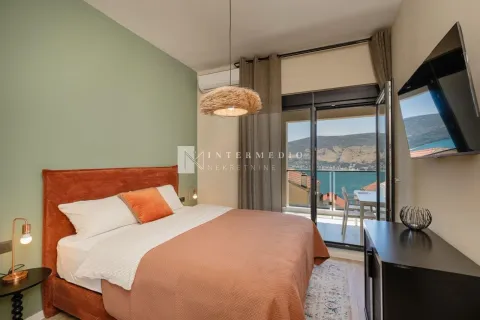 Moderna spavaća soba sa bračnim krevetom i pogledom na more. - image 10