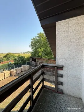 Pogled sa balkona na dvorište i okolno zelenilo. - image 19
