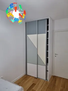 Svijetla dječija soba sa ugradnim plakarom i dekorativnim lusterom. - image 13