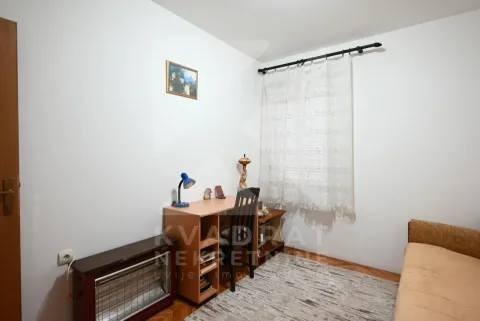 Smaller bedroom with a bed, desk, and a window. - image 8