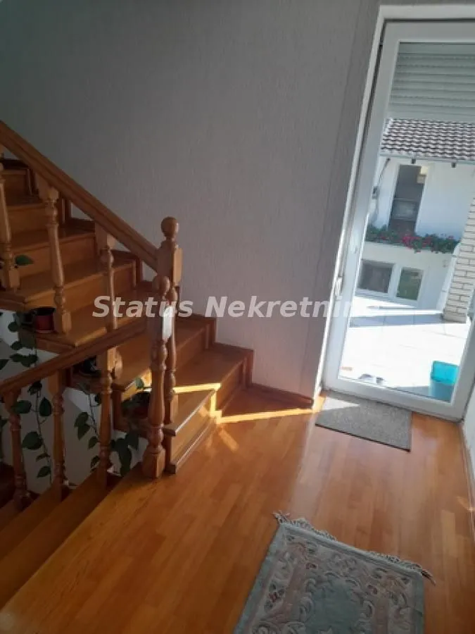 Prodaja, četvorosoban stan, 160m², Lipov gaj, Novi Sad Sve Podlokacije