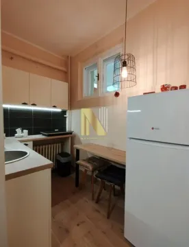 Manja opremljena kuhinja sa frižiderom i trpezarijskim stolom sa stolicama. - image 8