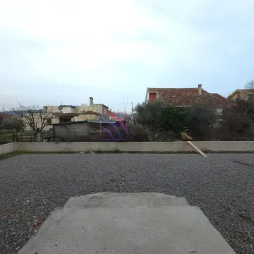 Dvorište posute šljunkom sa pogledom na okolne kuće. - image 8
