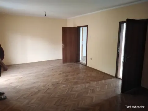 Prazna soba sa parketom na podu i otvorenim vratima. - image 15