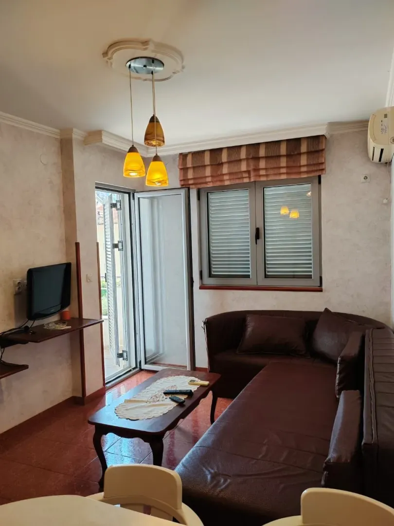 Izdavanje, jednosoban stan, 42m², Rozino, Budva