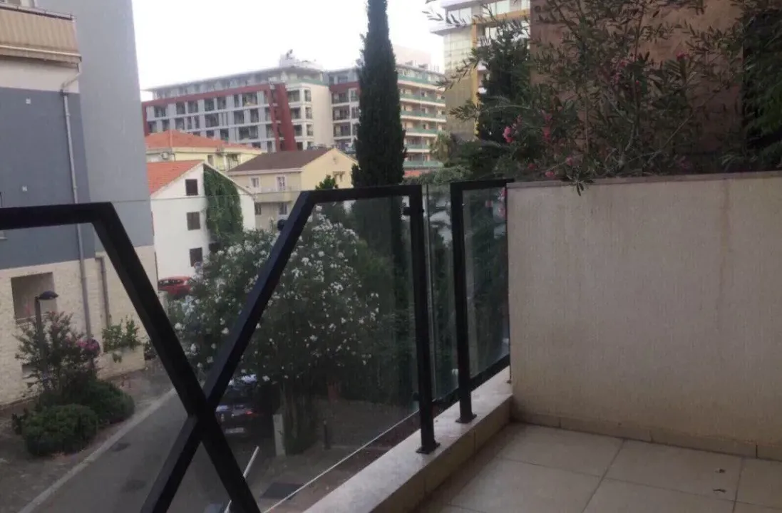 Izdavanje, dvosoban stan, 55m², Centar, Budva