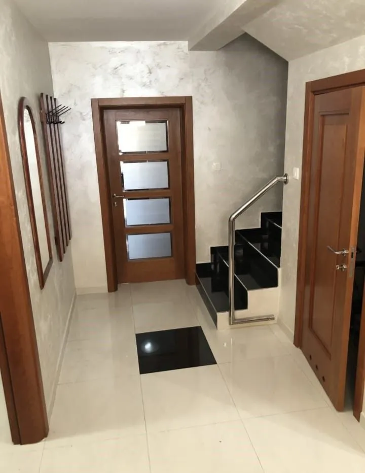 Izdavanje, kuća, 220m², Konik, Podgorica