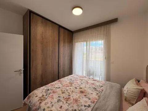 Namještena spavaća soba sa velikim garderoberom i bračnim krevetom. - image 5