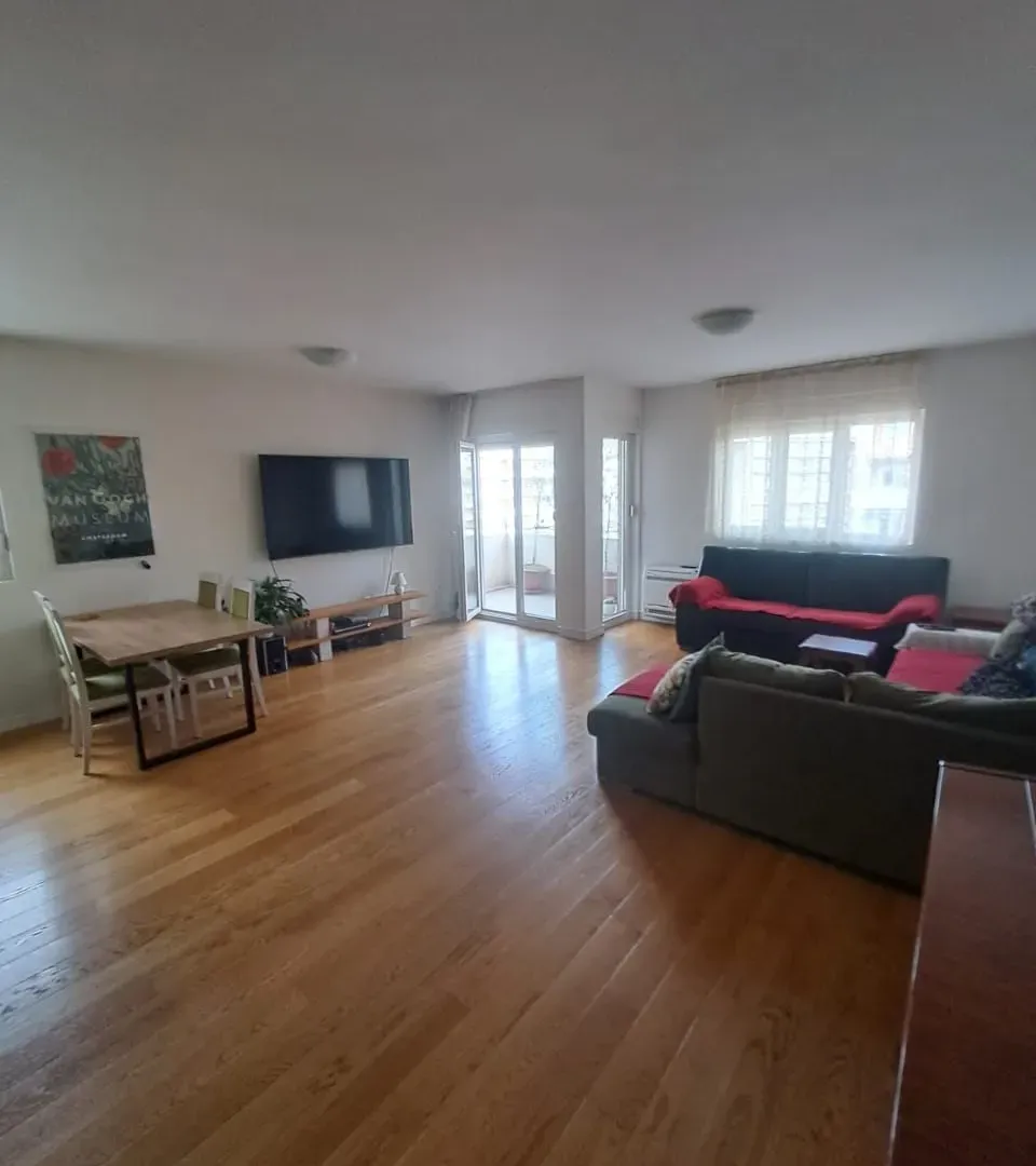 Izdavanje, trosoban stan, 105m², Central Point, Podgorica