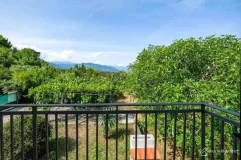 Pogled na zeleno dvorište i planine sa balkona. - image 4