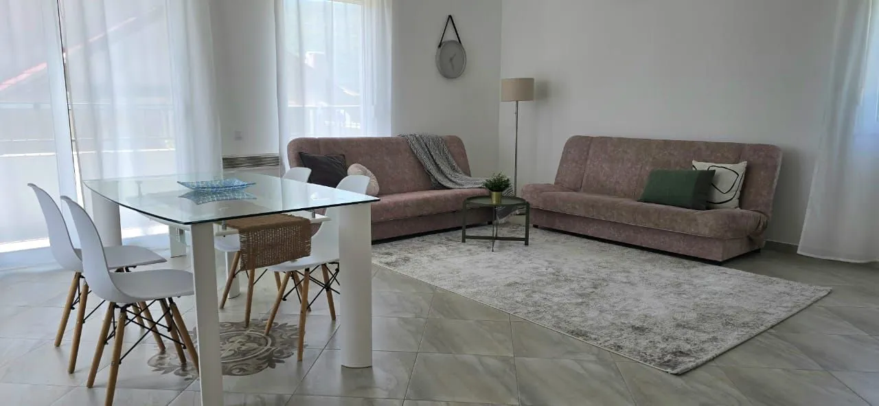 Izdavanje, dvosoban stan, 80m², Đenovići, Herceg Novi