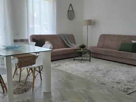 Izdavanje, dvosoban stan, 80m², Đenovići, Herceg Novi - image 2