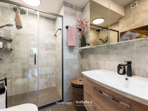 Sale, two bedroom apartment, 85m², Dobrota, Kotor - image 16