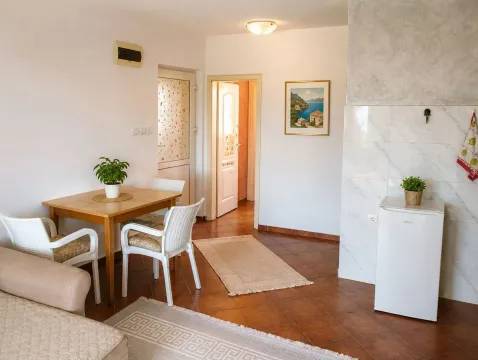 Izdavanje, jednosoban stan, 38m², Baošići, Herceg Novi - image 1