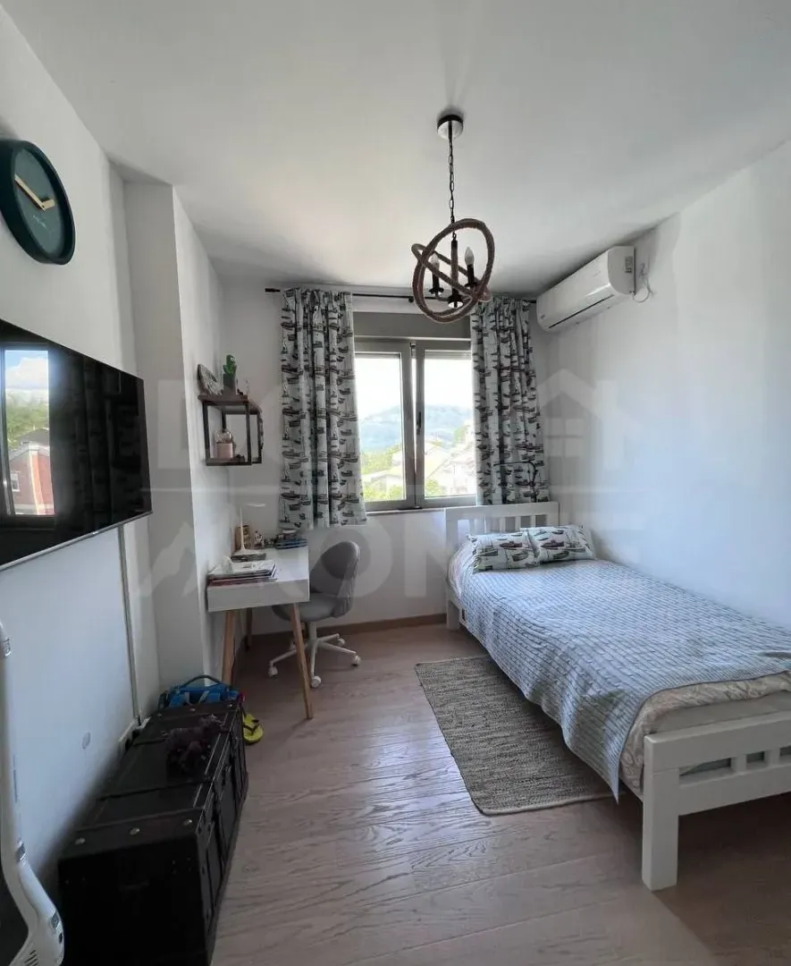 Izdavanje, dvosoban stan, 80m², Tivat, Crna Gora